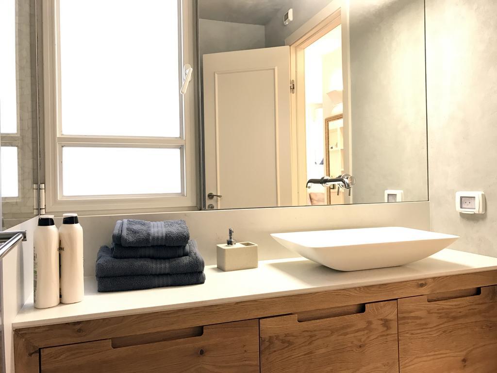 Luxurious By The Beach Apartment With Garden 텔아비브 외부 사진