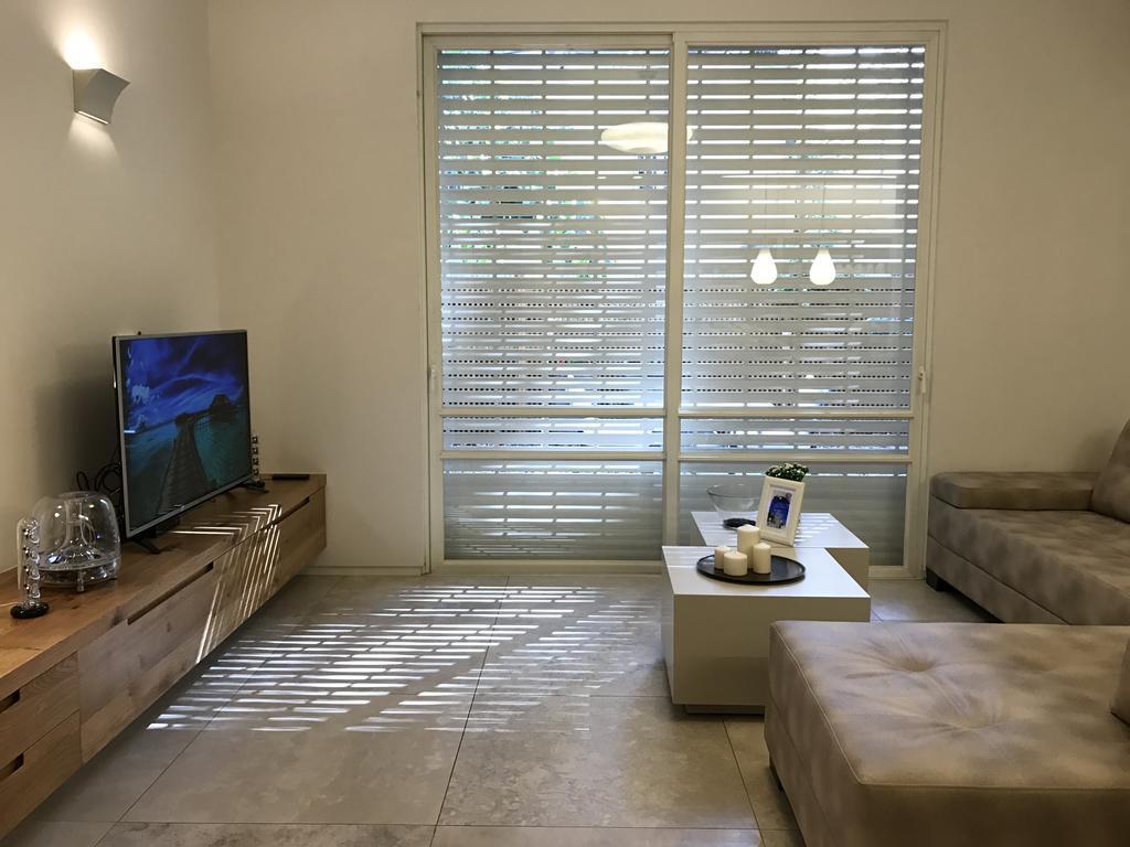 Luxurious By The Beach Apartment With Garden 텔아비브 외부 사진
