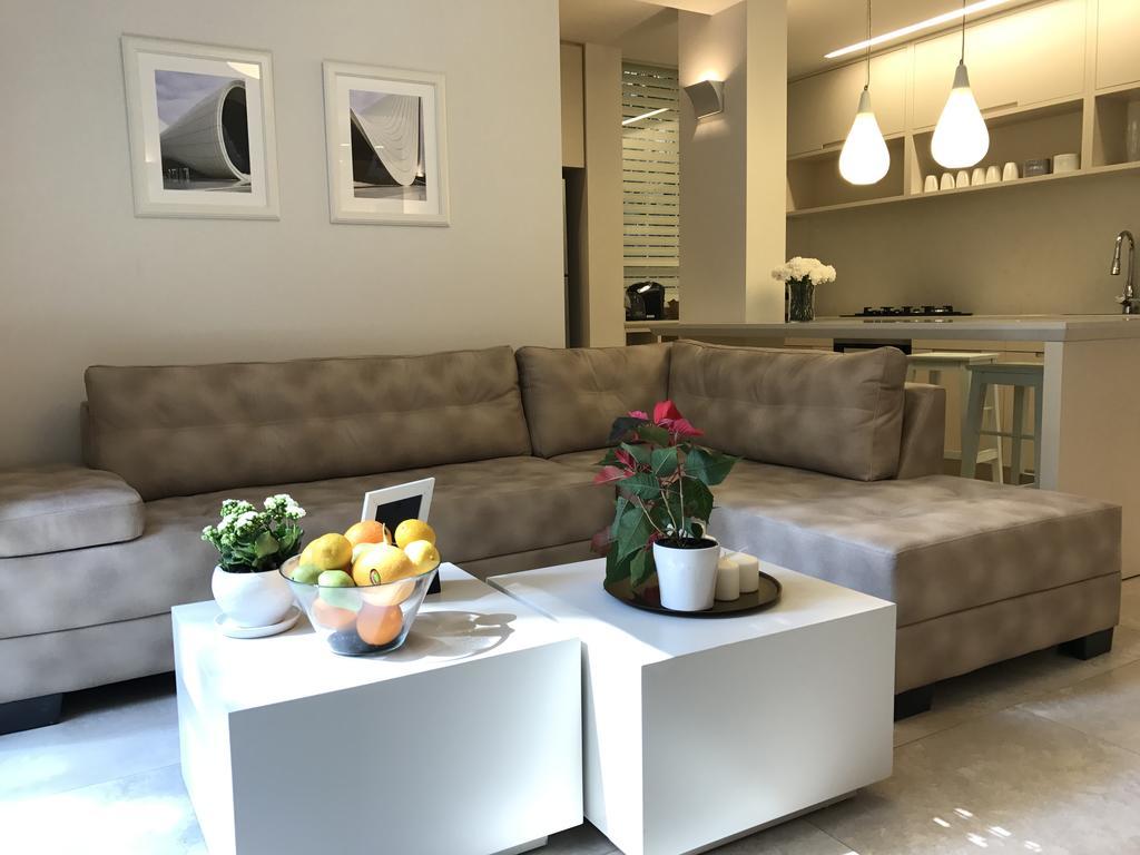 Luxurious By The Beach Apartment With Garden 텔아비브 외부 사진