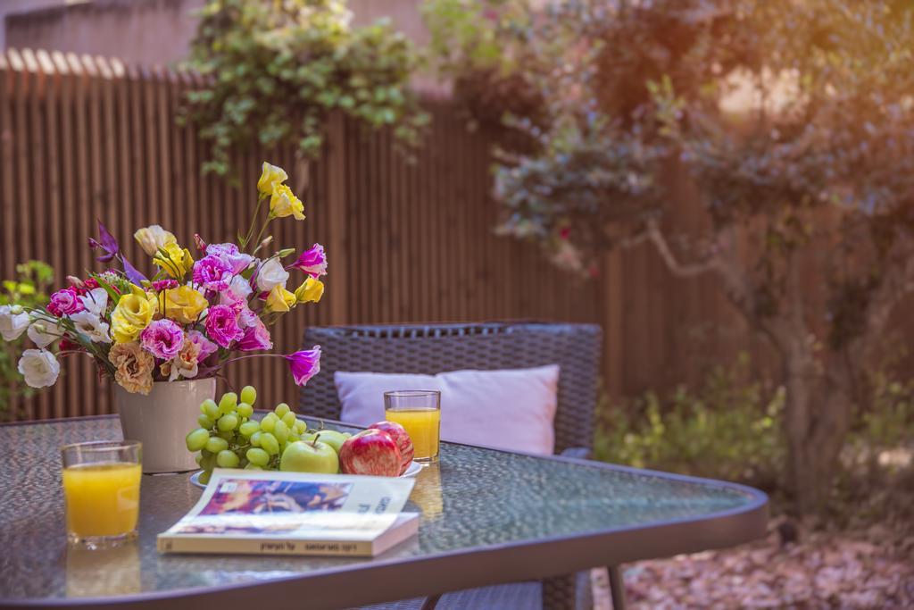 Luxurious By The Beach Apartment With Garden 텔아비브 외부 사진