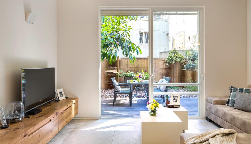 Luxurious By The Beach Apartment With Garden 텔아비브 외부 사진